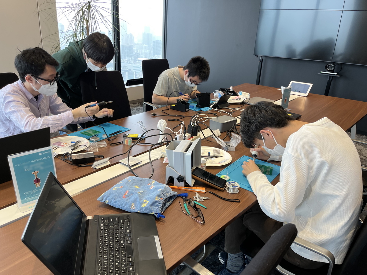 熱心にはんだ付けする参加者