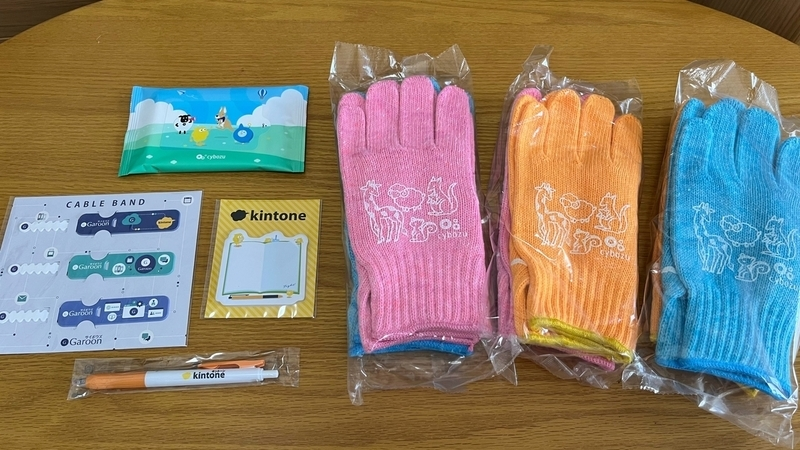 今年のノベルティはウェットティッシュ、ケーブルバンド、ペン、付箋、手袋でした！