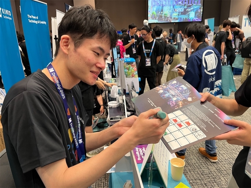 スタンプを押す様子