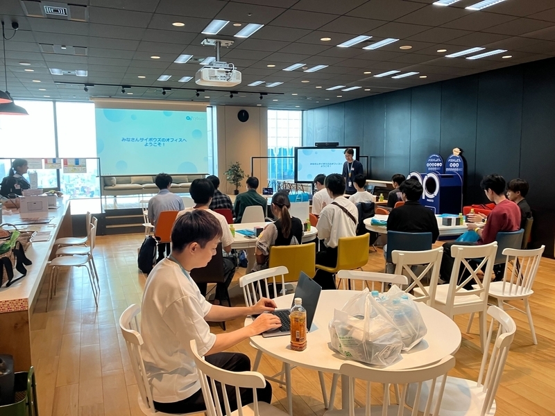 サイボウズの説明をする様子