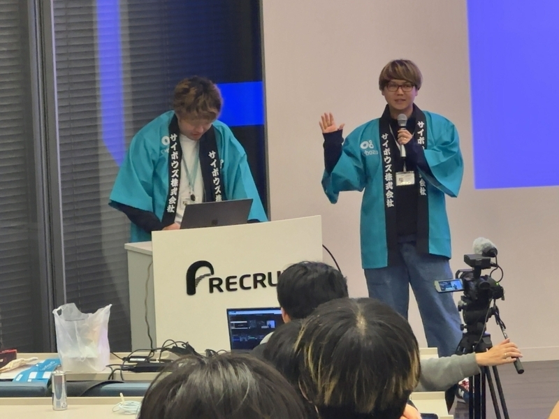 法被を着て登壇しているSajiさんとnus3