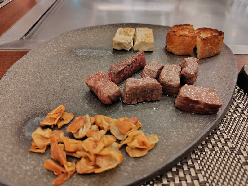 肉や豆腐などがおいしそうに盛り付けられている
