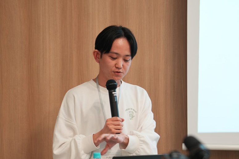 マイクを持っているdaikiさん