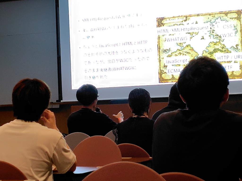 前の方の席で、マイクを持って質問している おぐえもん さん