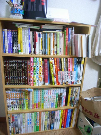 机の横にある本棚のひとつ