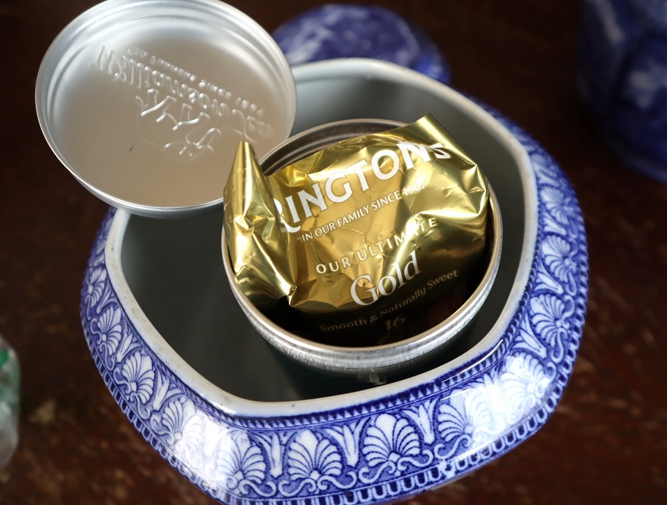 RINGTONS（リントンズ）のティー・キャディ、キャッスル柄の物を手に