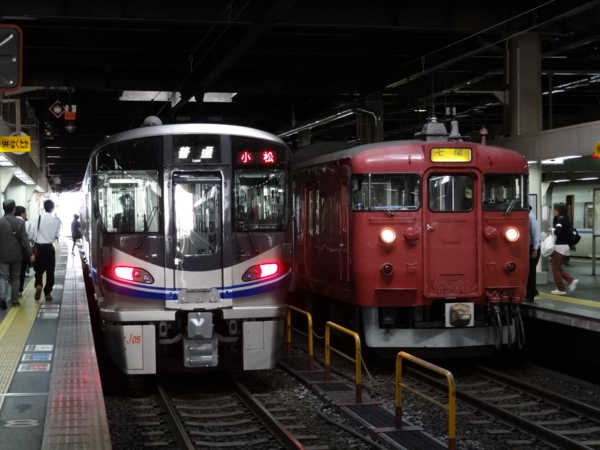 金沢駅に停車中の521系及び415系之圖