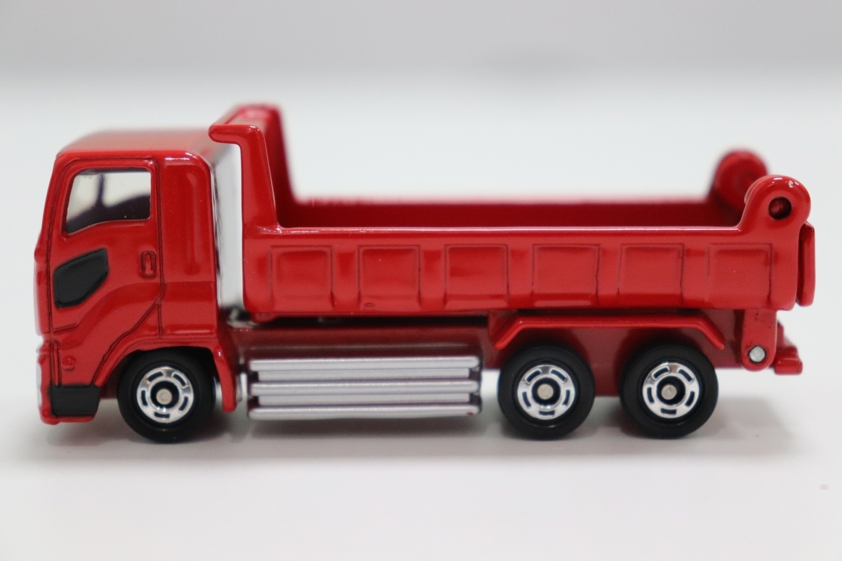 トミカ いすゞ ギガ ダンプカー（赤）非売品 - dReamxisの小さな車館
