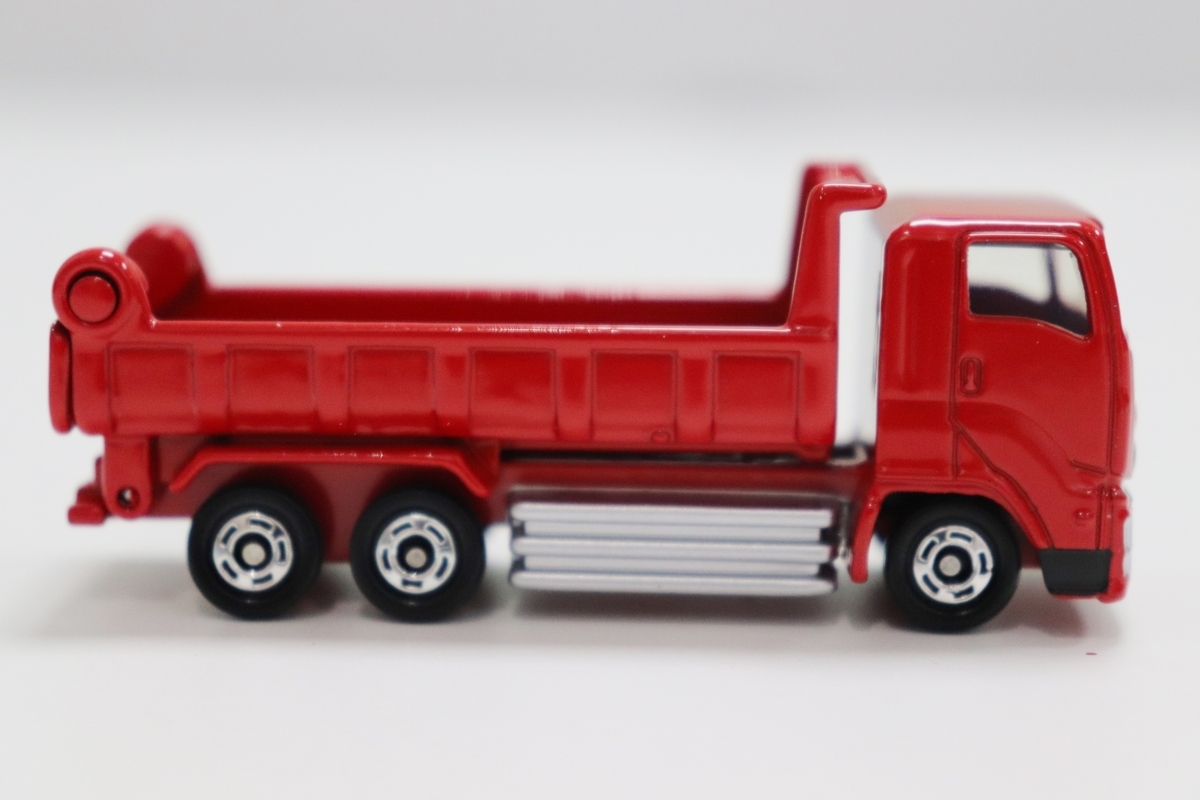 トミカ いすゞ ギガ ダンプカー（赤）非売品 - dReamxisの小さな車館