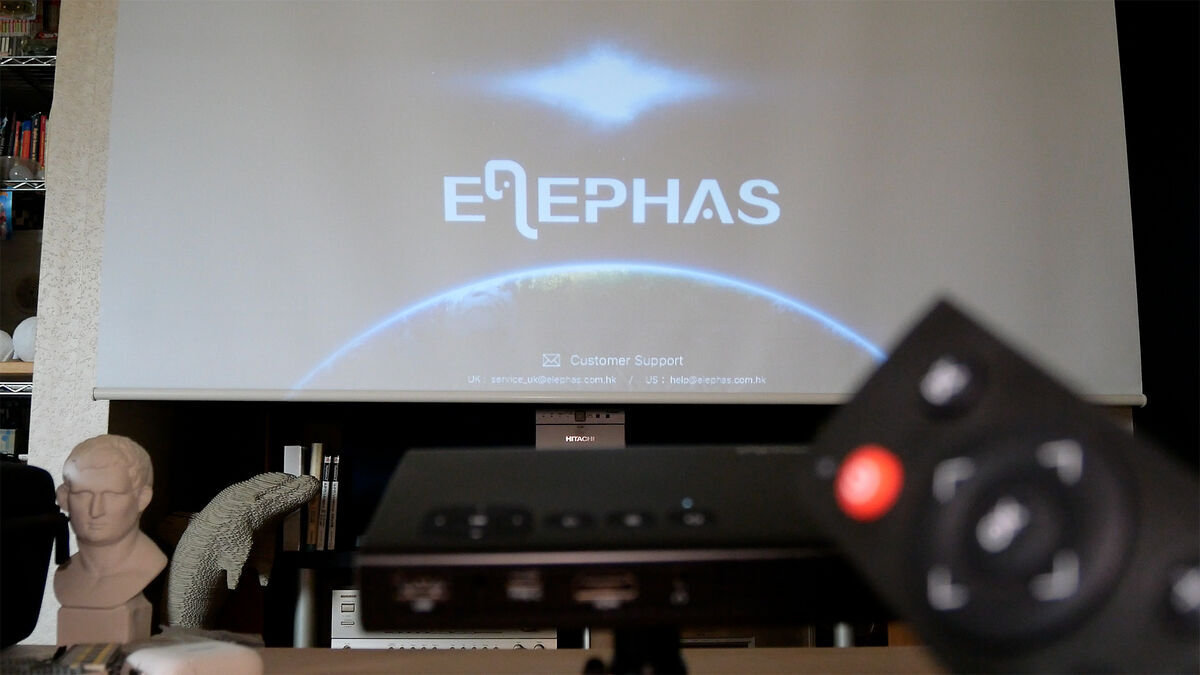 バッテリー内蔵で手軽に使える小型プロジェクター「ELEPHAS A1