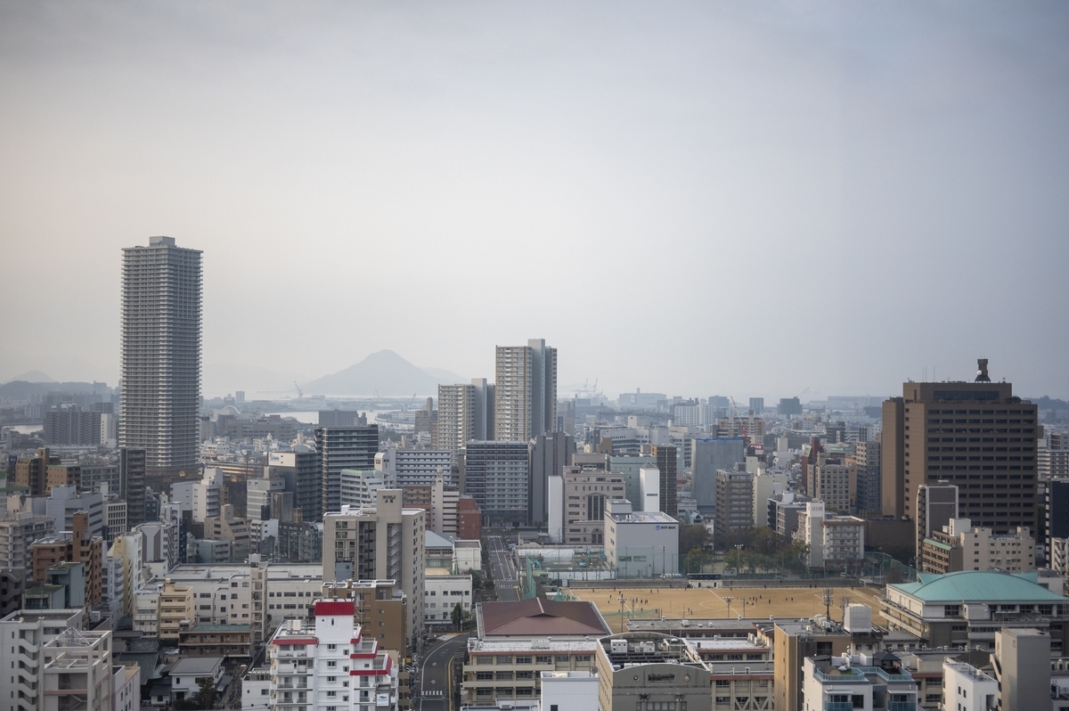ホテルからの眺め。奥の山が似島の安芸小富士