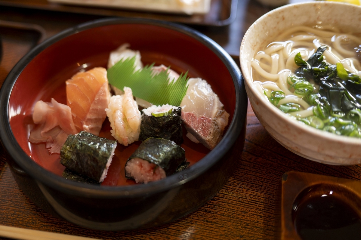 お食事処かずのすし定食。うどんがついている。出汁がよかった。