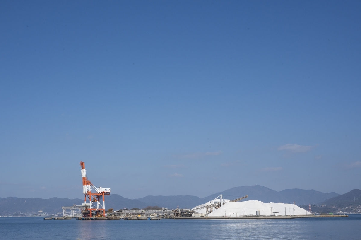 工業用岩塩におおわれたみつこじま