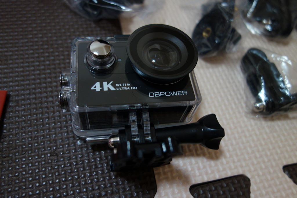 f:id:dagasoregae:20170828164256j:plain 格安アクションカメラDBPOWER 4K 12MP 本体と付属品