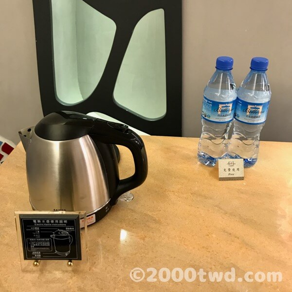 電気ケトルとミネラルウォーター