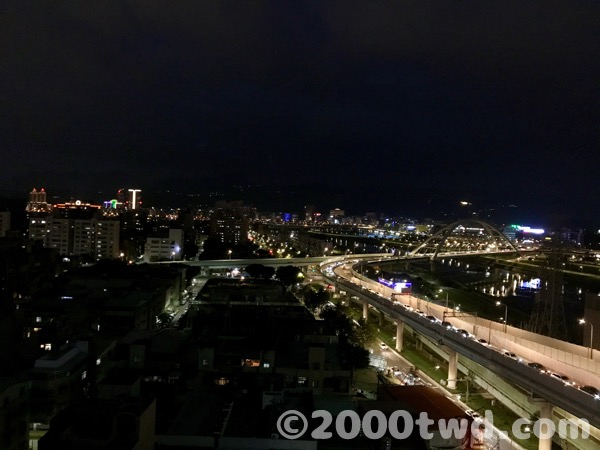 北向きの基隆河の夜景