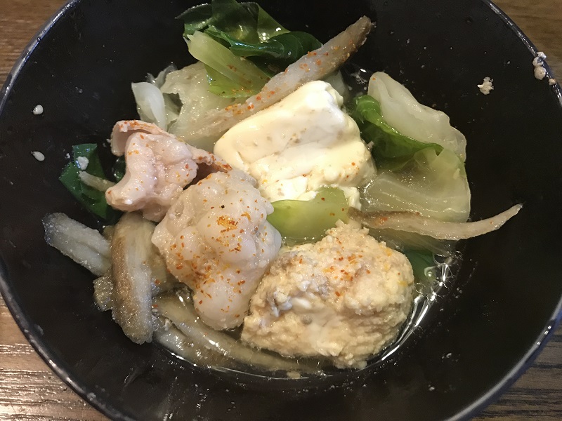 取り皿にいれたもつ鍋