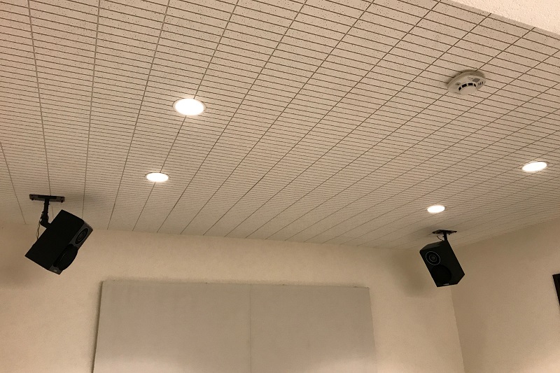 天井のスピーカーと照明