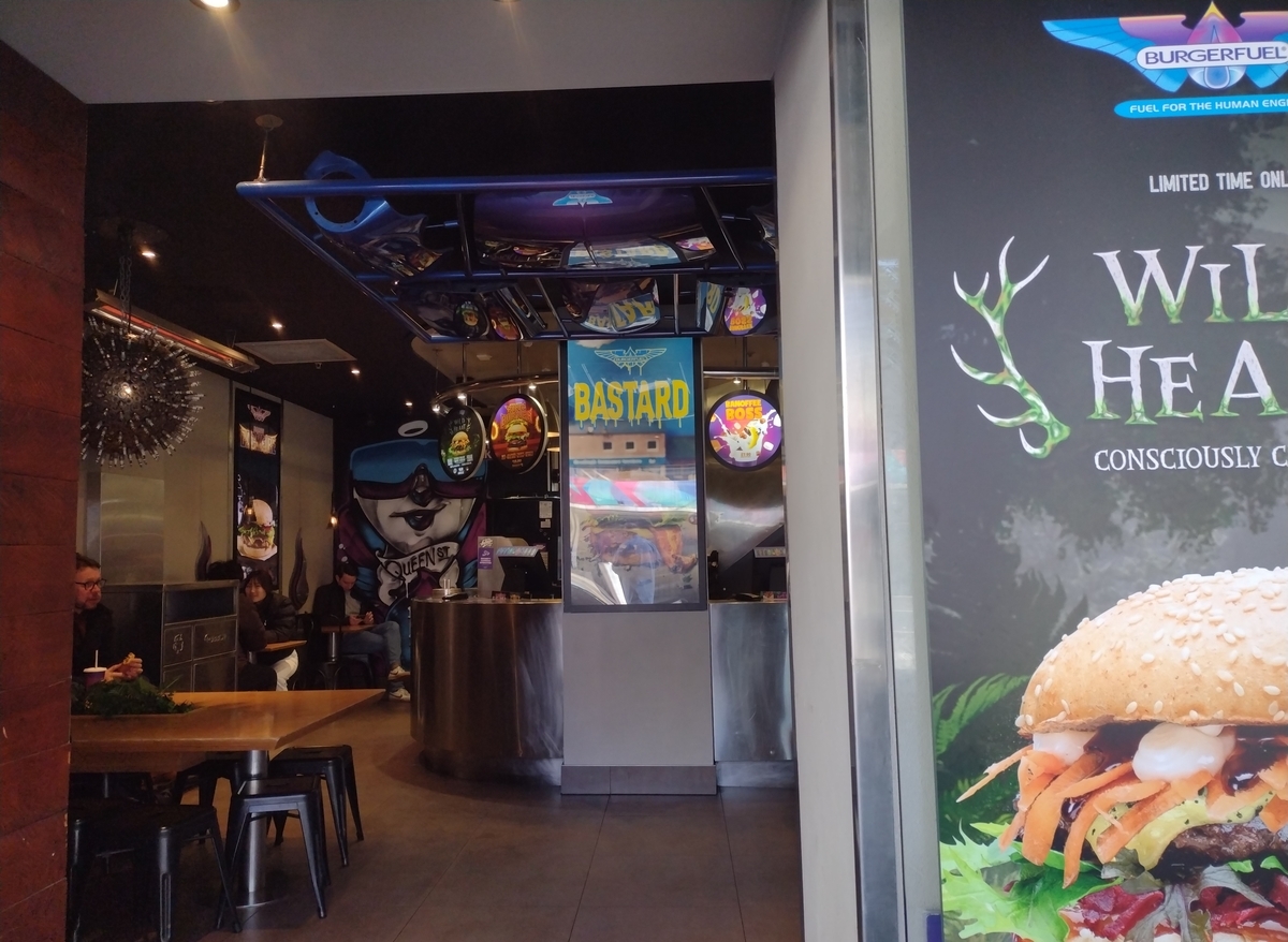 ゴリゴリのボリューム！NZローカルバーガーチェーンのBurger Fuelに行ってきた 世界の町で朝メシを喰う