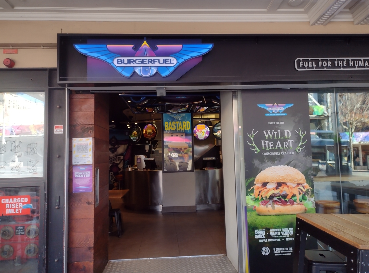 ゴリゴリのボリューム！NZローカルバーガーチェーンのBurger Fuelに行ってきた 世界の町で朝メシを喰う