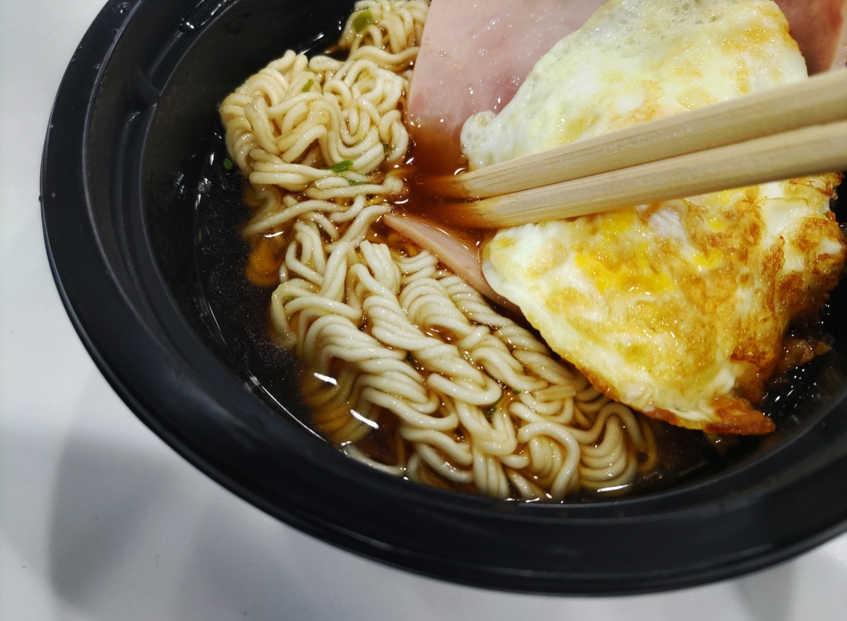 グルメ】香港のセブンで出前一丁を食べた話 - 世界の町で朝メシを喰う