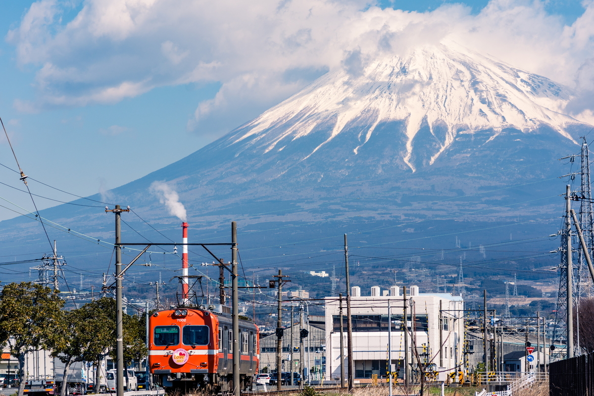 富士山を背景に走る岳南電車を撮る - ネコと夜景とビール