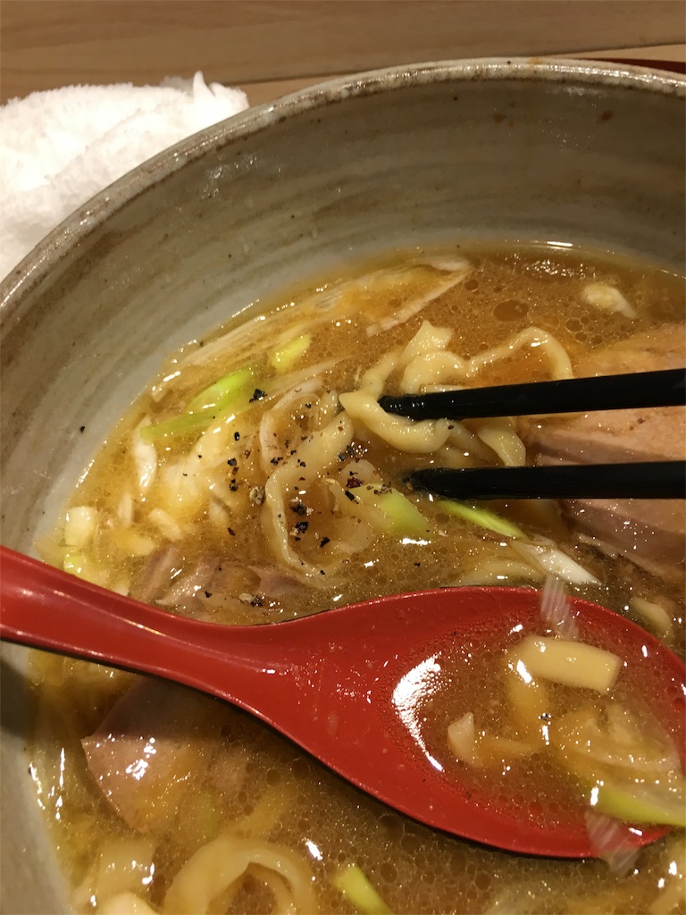 生姜鶏白湯に粒山椒をかける