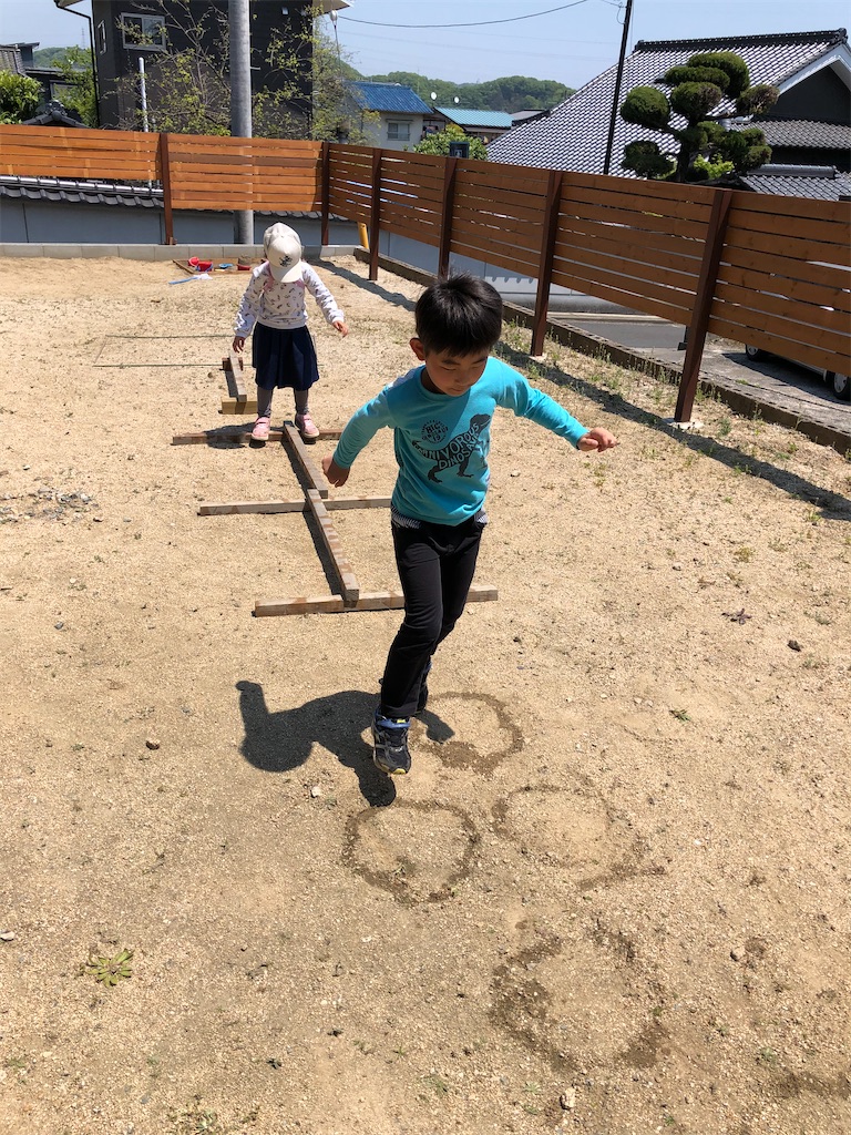 おうち時間 庭で簡単にアスレチック 転けては立ち上がる強さと楽しさを学ぼう だいなのスポーツブログ