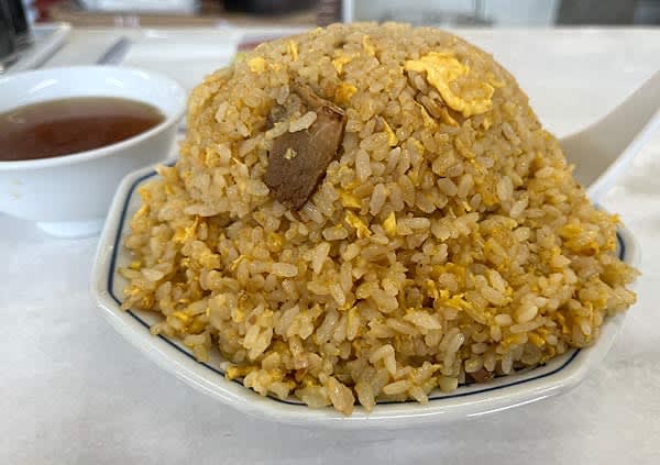 岐阜のデカ盛り有名店「サッポロラーメン21番 折立店」のチャーハン中