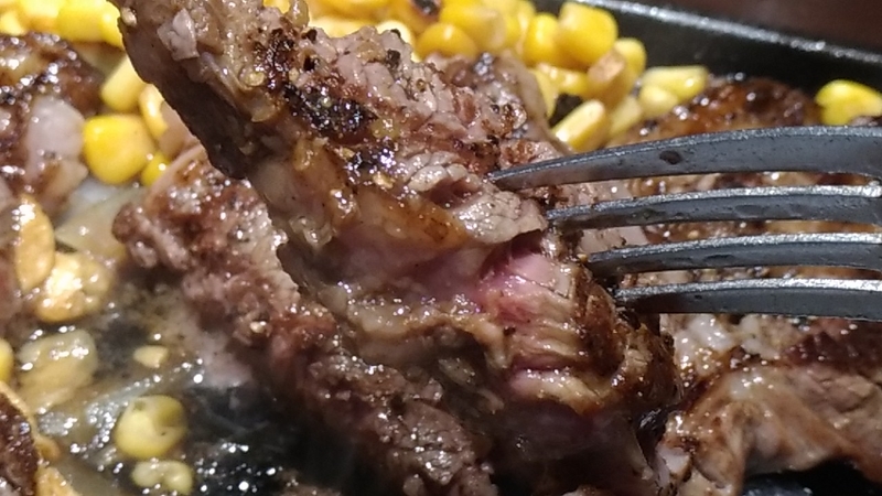 フォークに刺したリブロース肉