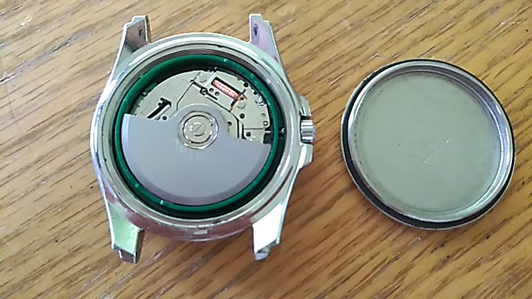 裏蓋を開けたKINETICAUTORELAY