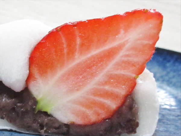 シャトレーゼ 特撰 群馬県産やよいひめの大きな苺大福 粒餡