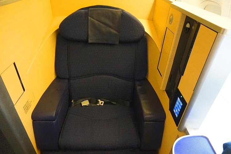 ANA B777-300ER ファーストクラスシート2