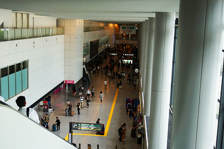 成田空港　到着ロビー