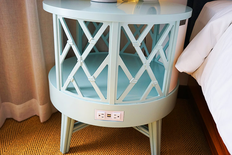 ナイトテーブル