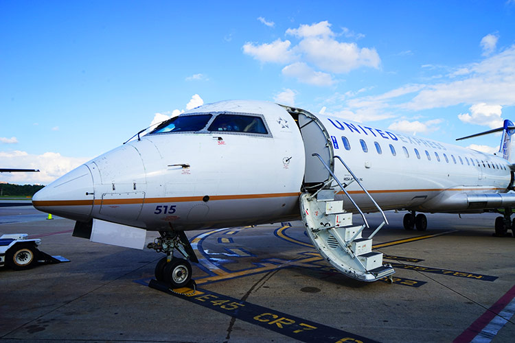 UA CRJ-700