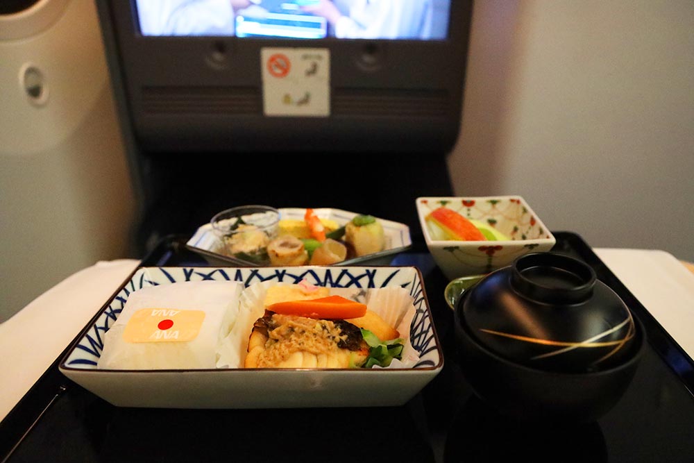 新しい食器の和食