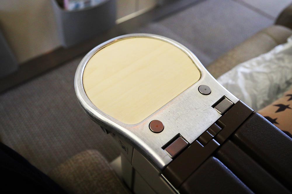 エバー航空プレミアムエコノミーカクテルテーブル