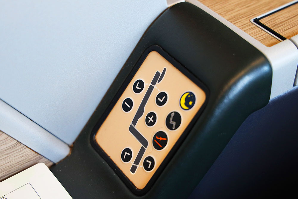 エバー航空ビジネスクラス　リクライニングボタン