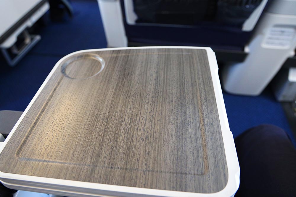 ANA A321neoプレミアムクラス テーブル半開き ANA A321neoプレミアムクラス テーブル半開き
