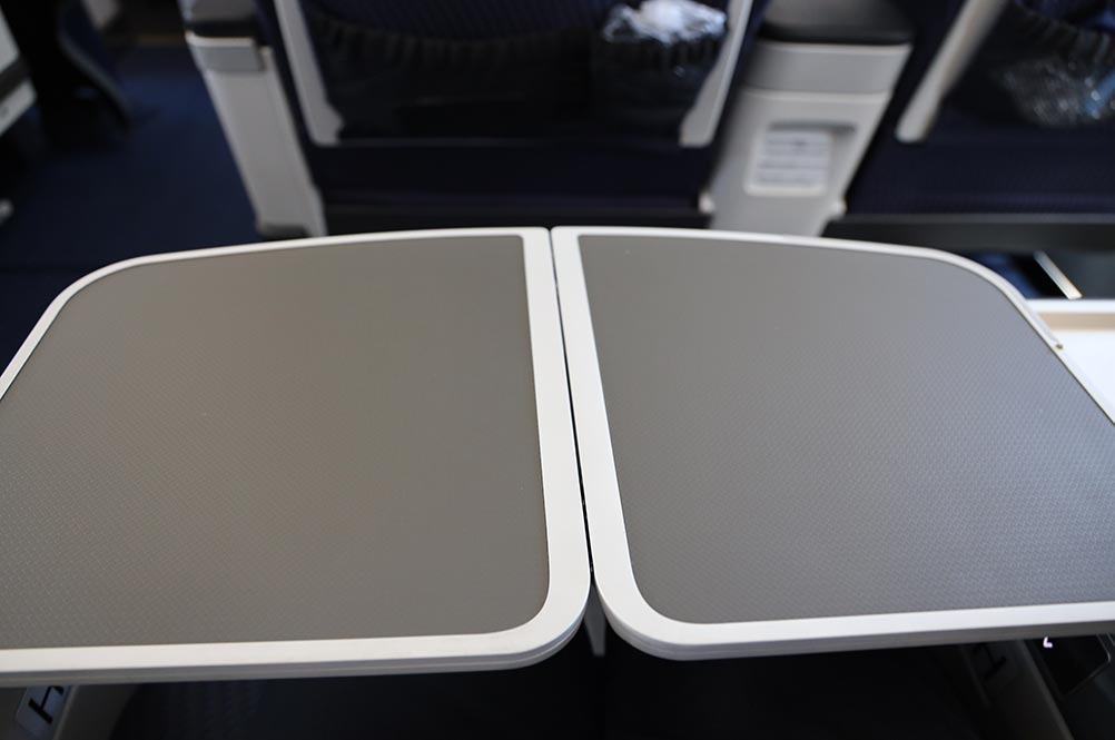 ANA A321neoプレミアムクラス テーブル全開 ANA A321neoプレミアムクラス テーブル全開