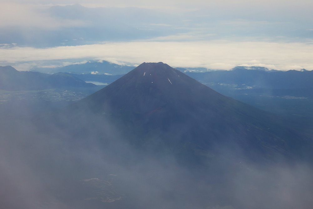 雲の合間から富士山