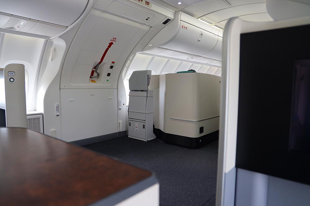 B747-8 2階席 非常口 B747-8 2階席 非常口