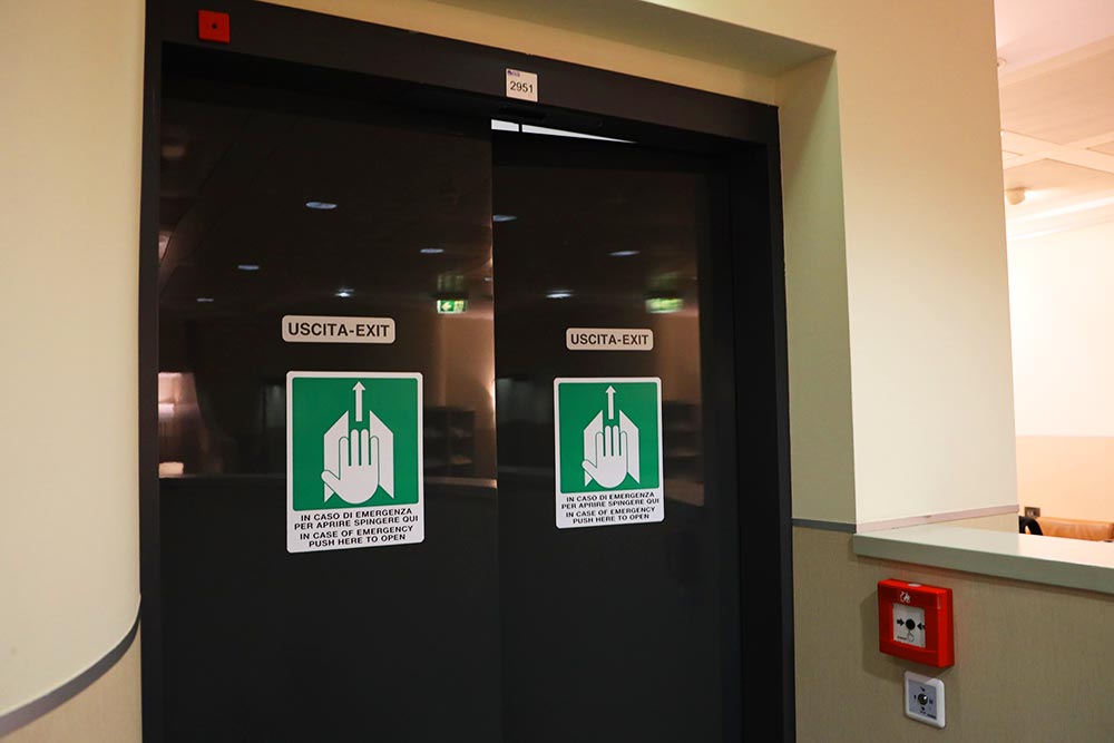 ラウンジ出口 ラウンジ出口