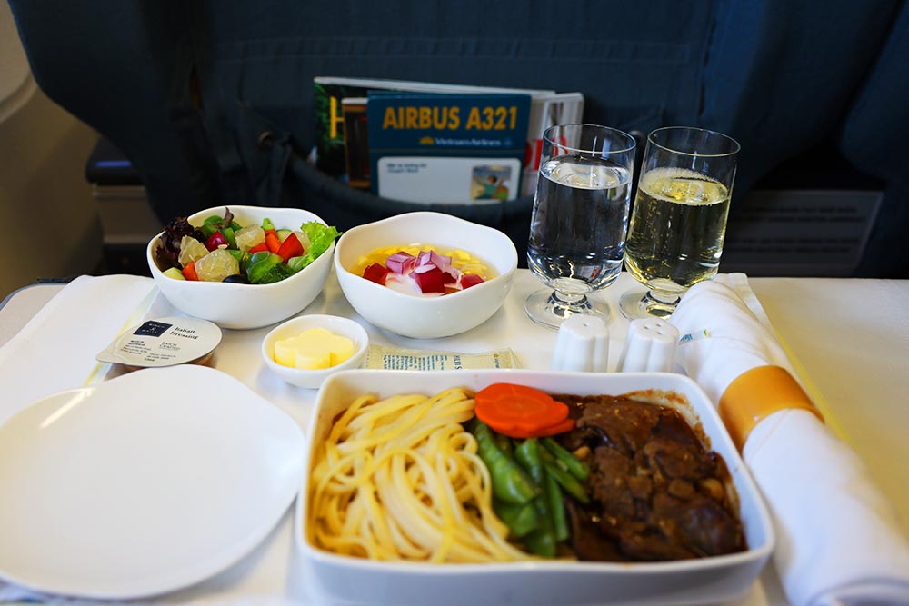 ベトナム航空　短距離ビジネス　機内食