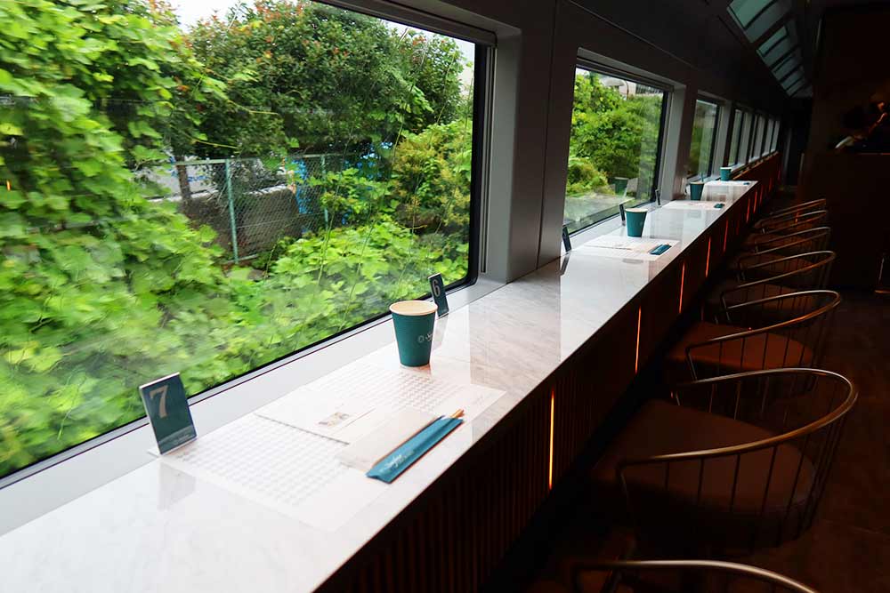 ヌードルバーカウンター席