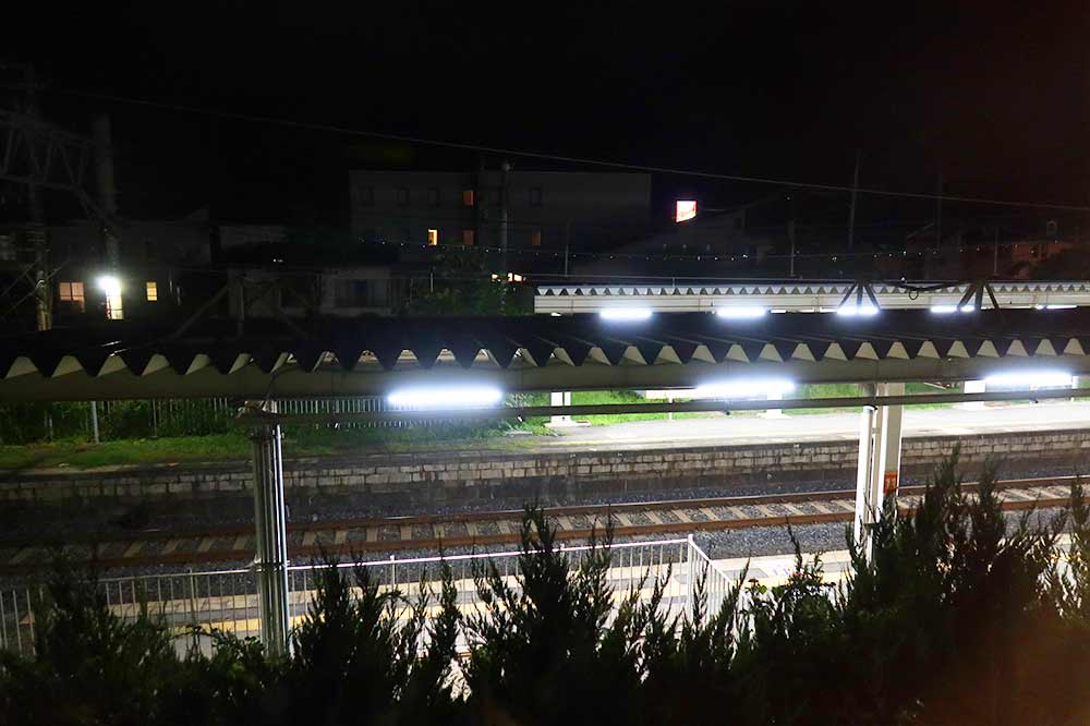 夜のホーム 夜のホーム