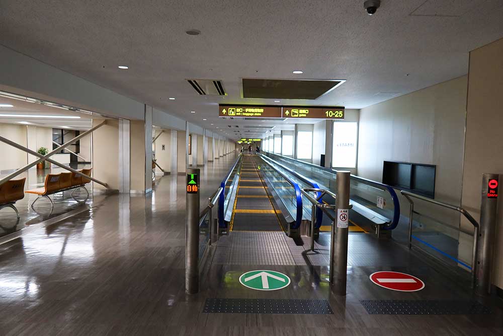 伊丹空港歩く歩道