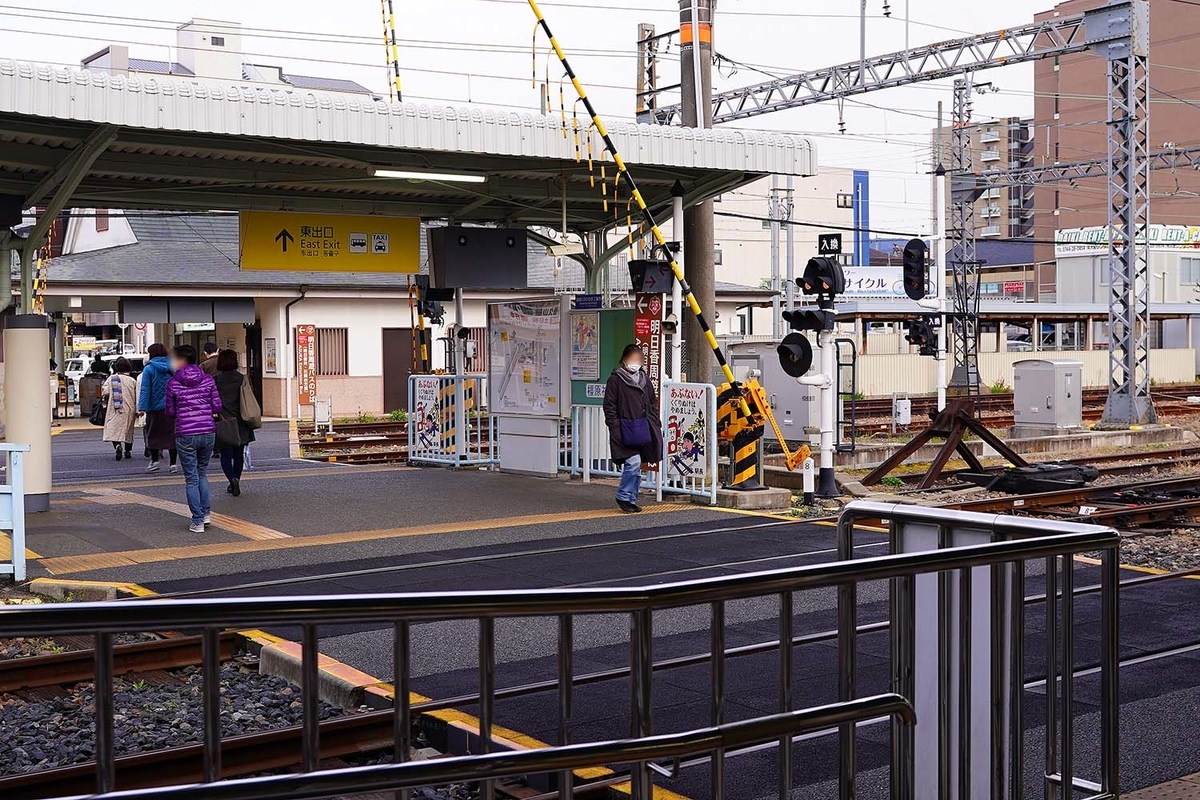 橿原神宮前駅のホーム内の踏切