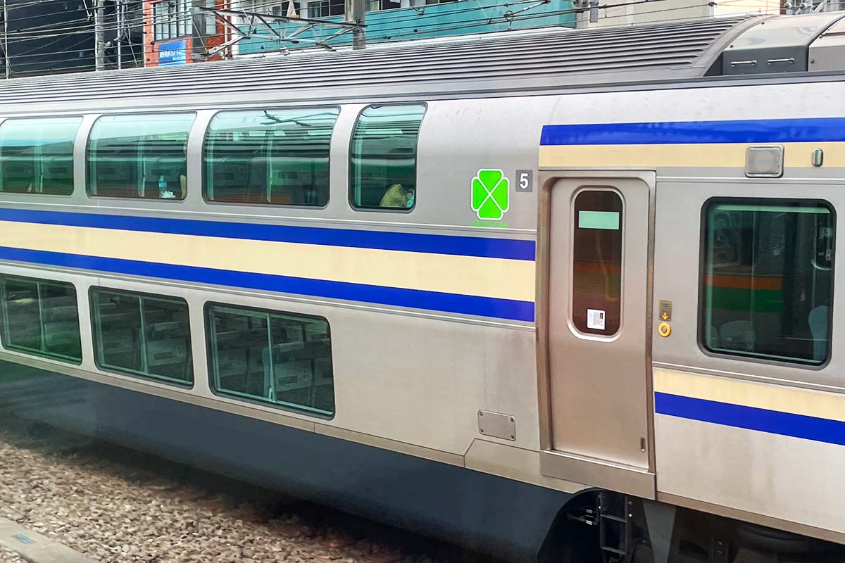 E235系グリーン車外観
